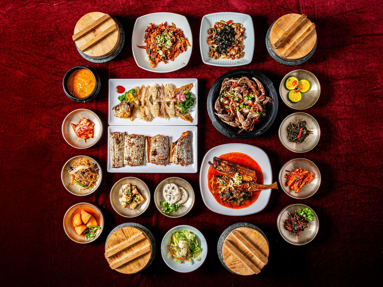 봄설 수산 한상차림 촬영 - 회와 반찬을 한 화면에 정갈하게 배열한 오버헤드 상차림컷