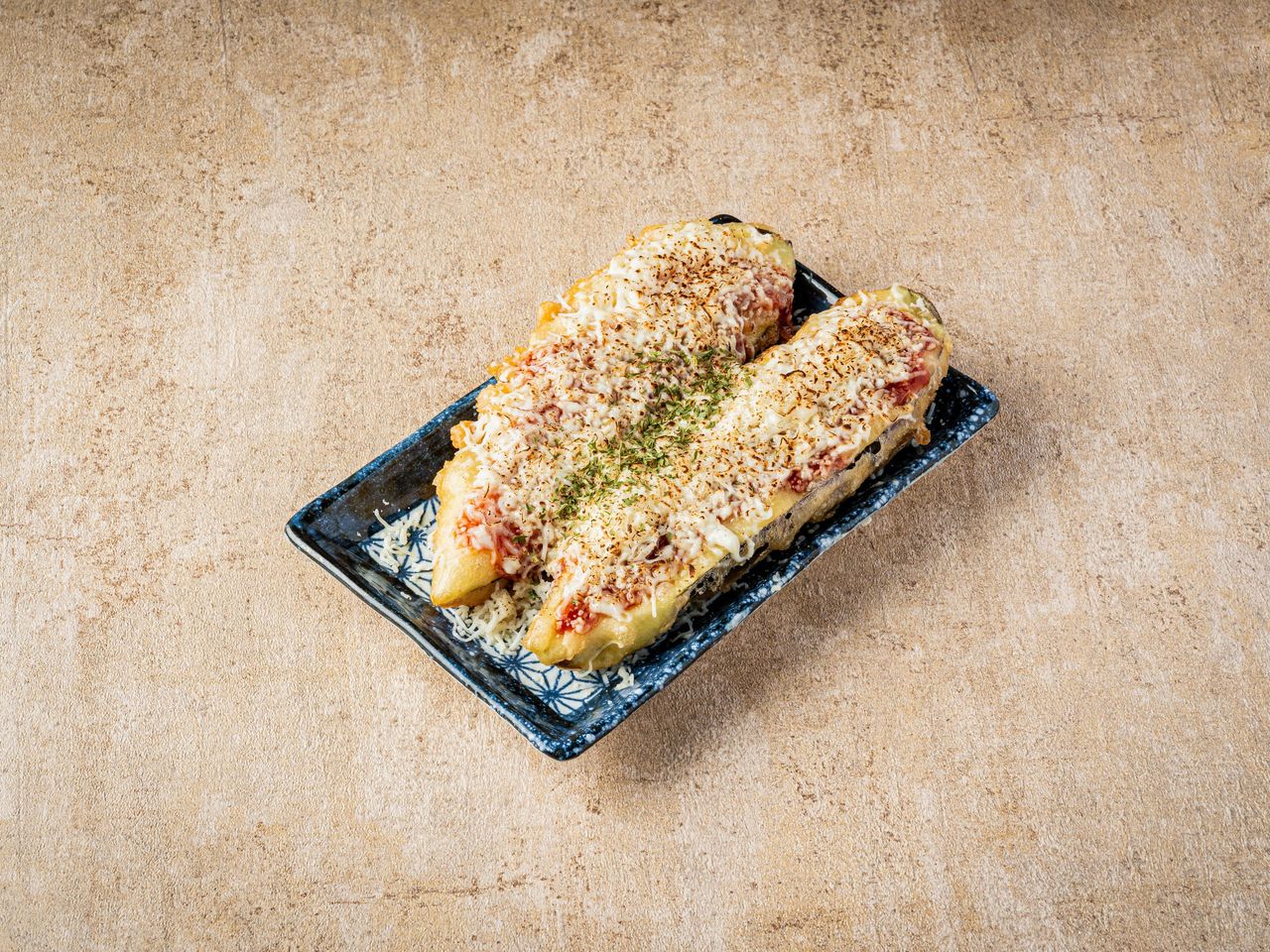 단토리 부천점 메뉴촬영 - 블루 패턴 접시 위 치즈를 올려 구운 요리