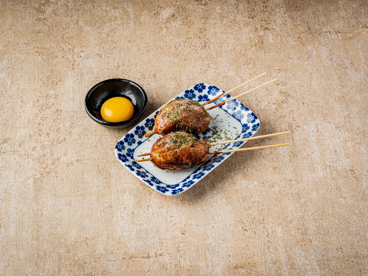 단토리 부천점 메뉴촬영 - 파란 꽃무늬 접시의 완자 꼬치 두 개와 노른자 종지