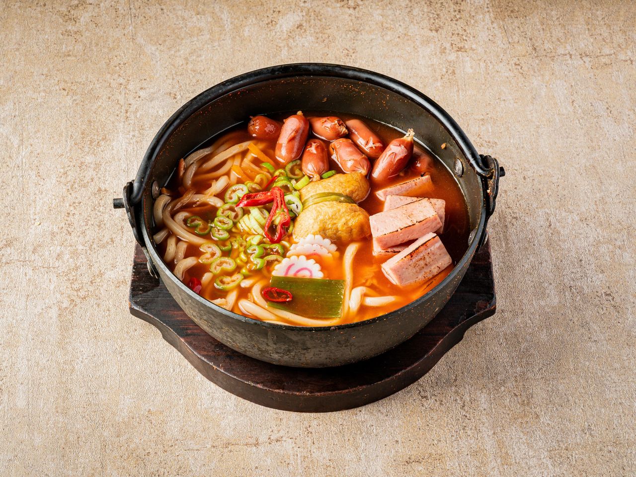 단토리 부천점 메뉴촬영 - 무쇠 냄비 붉은 국물 우동에 소시지·햄·어묵·나루토