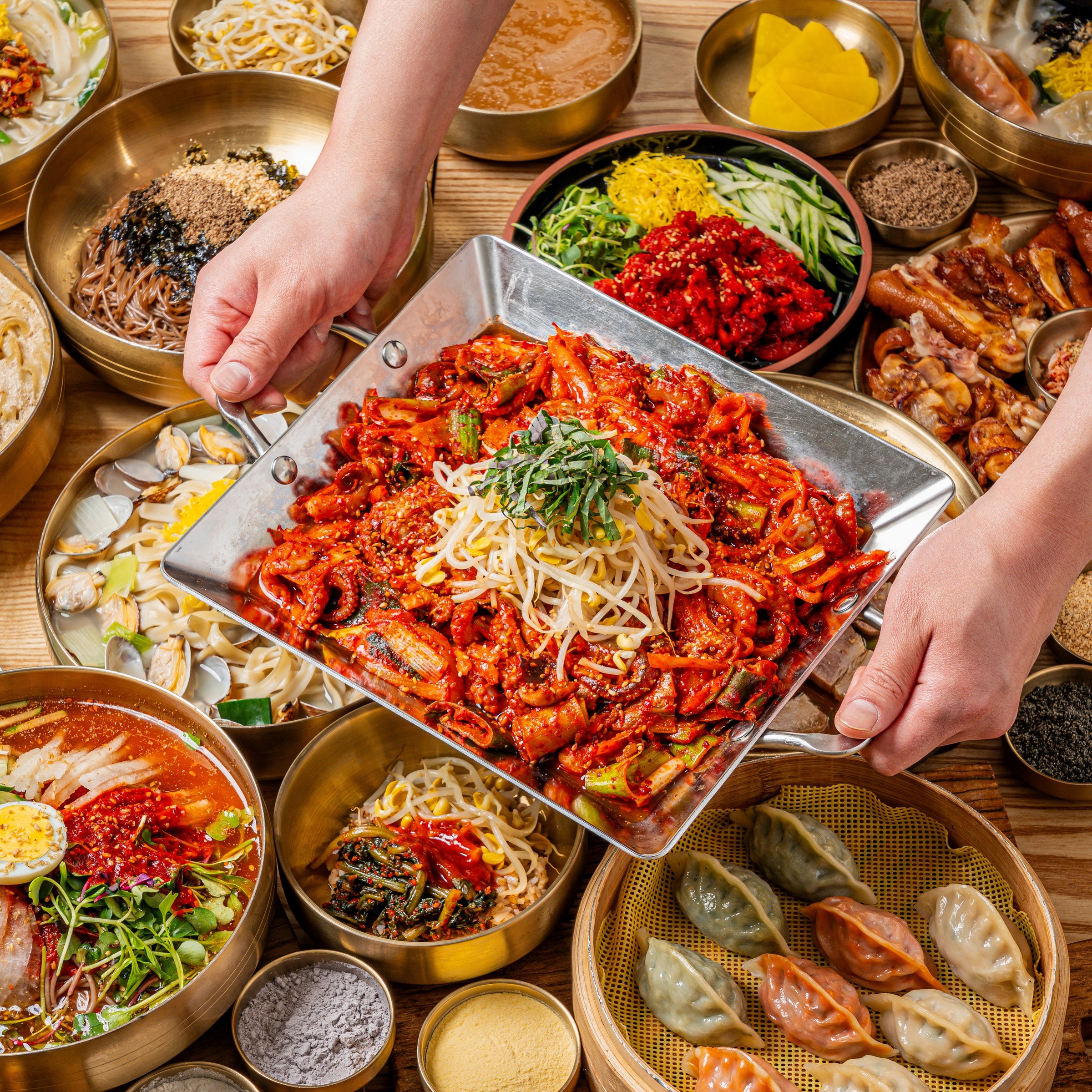 칠곡제면소 면요리 떼샷 - 다양한 메뉴를 한눈에 보여주는 모음 컷