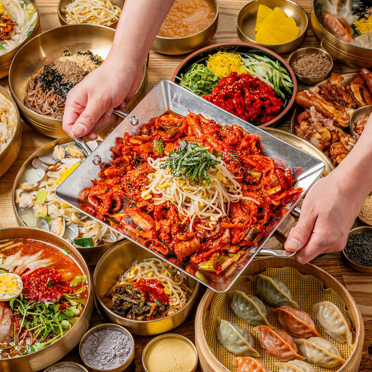 칠곡제면소 면요리 떼샷 - 다양한 메뉴를 한눈에 보여주는 모음 컷