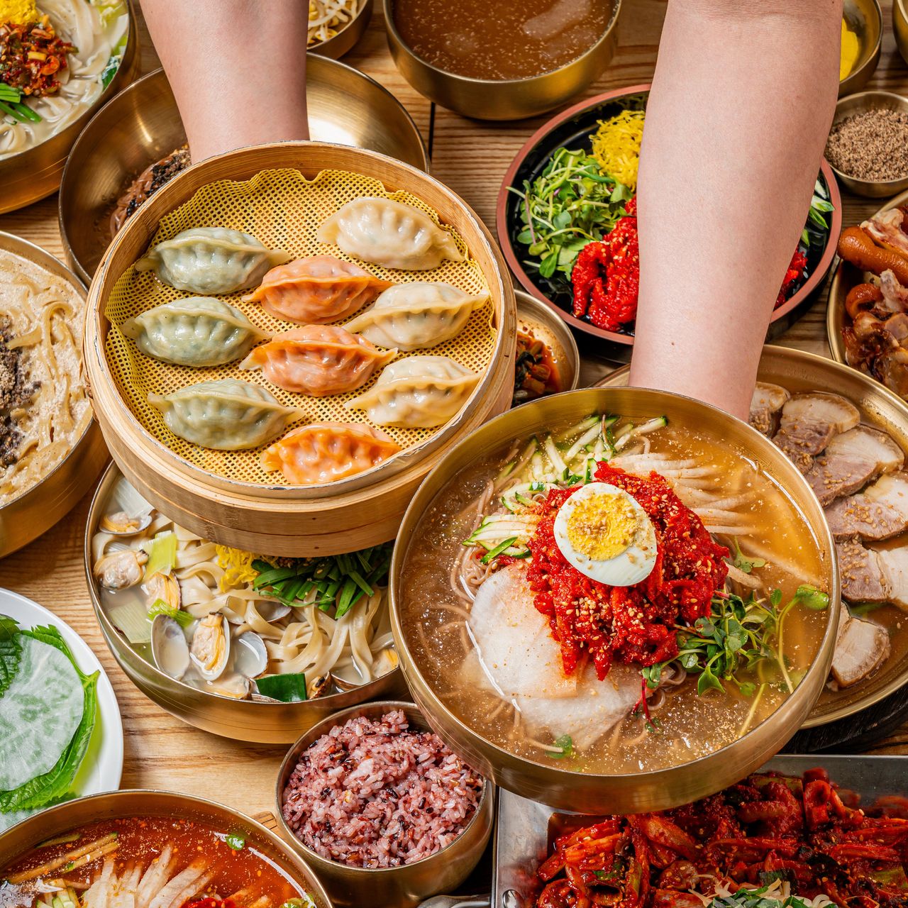 칠곡제면소 손만두 사이드 메뉴 - 찜기에 담은 색색 만두