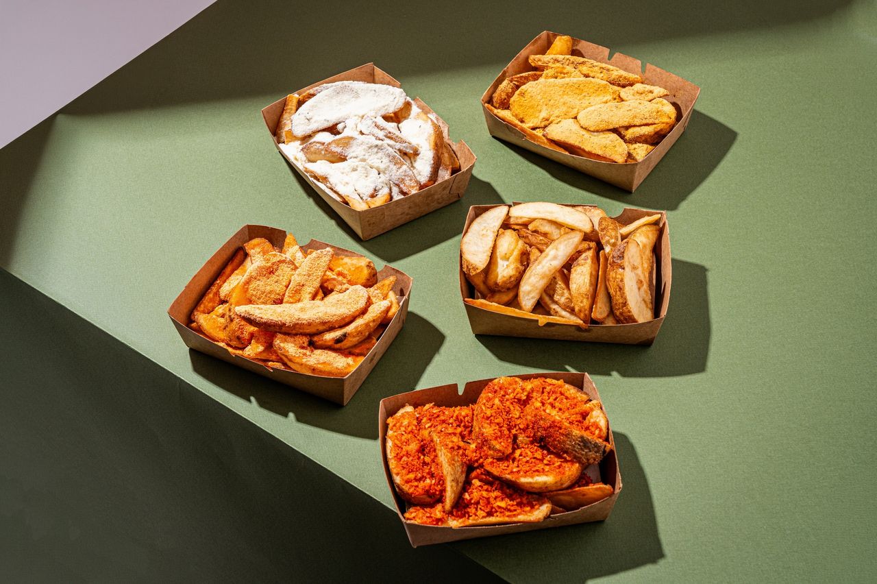 큰손닭강정 배달음식 촬영 - 같은 초록 배경에서 종이 용기에 담아 모은 사이드 메뉴