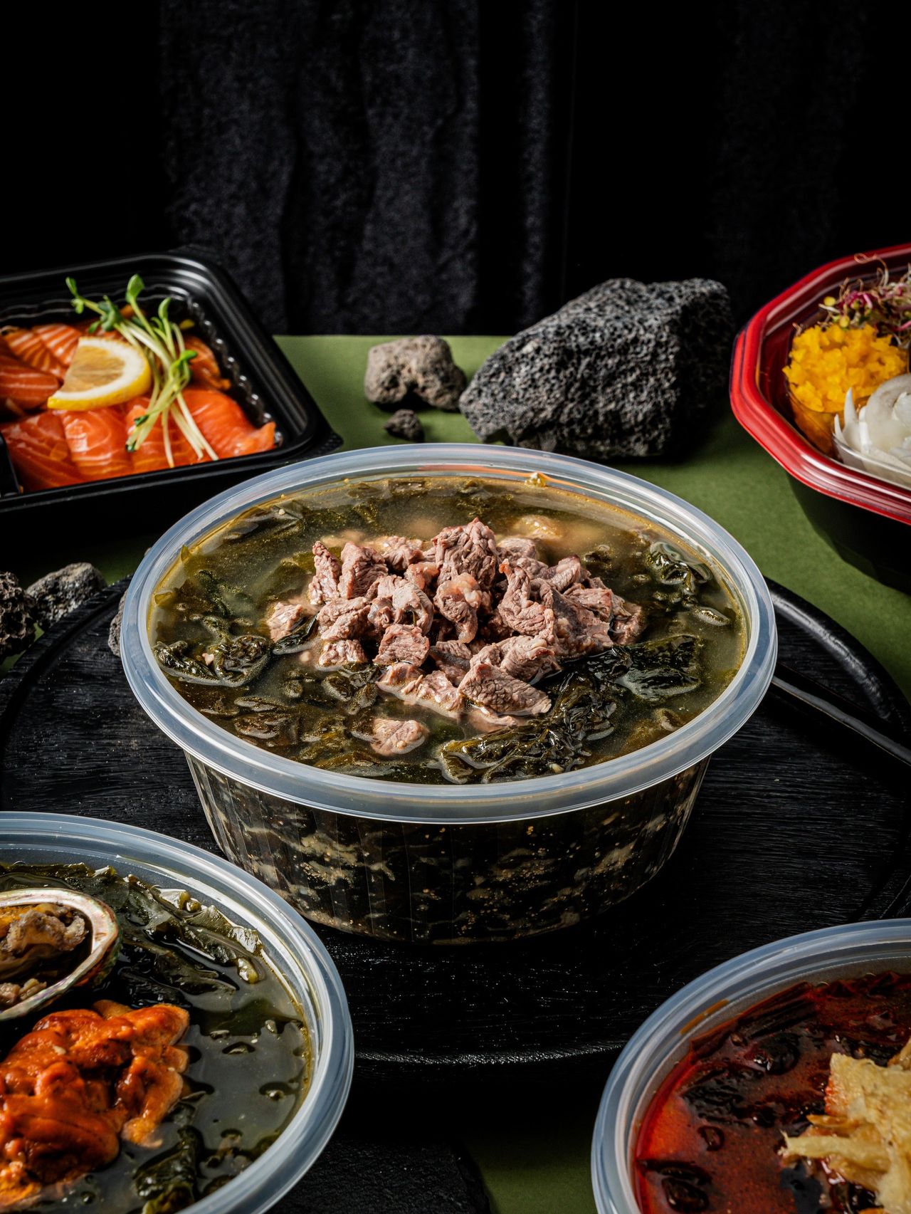 돌섬미역국 배달음식 촬영 - 소고기 미역국을 앞에 둔 세로 구도 컷