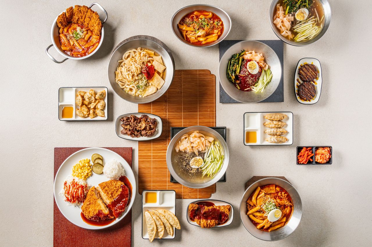 혜자냉면 메뉴 촬영 - 냉면·돈까스·만두 등 대표 메뉴를 한 화면에 모은 탑뷰