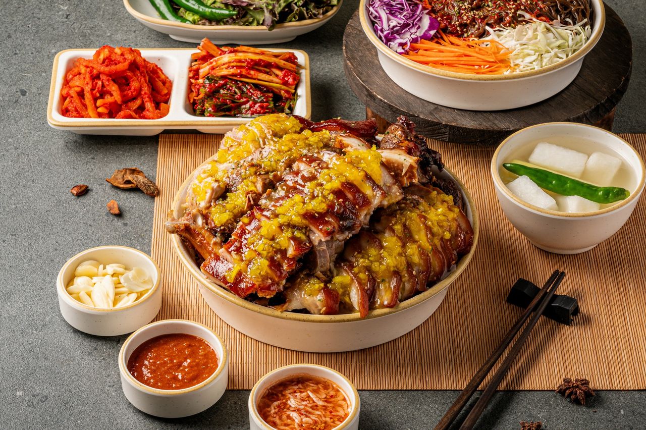 금만족발 배달 촬영 - 노란 띠를 두른 크림색 도기에 봉긋하게 담은 노란 양념 족발