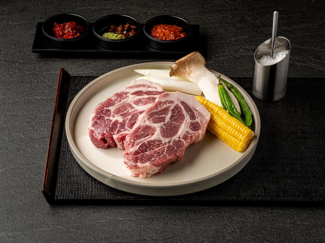 마장동김씨 메뉴 촬영 - 목살 생고기 단품, 굵은 마블링 클로즈업