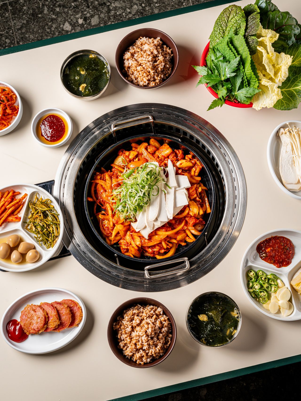 고기집 프랜차이즈 음식사진 촬영 - 같은 볶음 한 상을 바로 위에서 내려다본 세로 탑뷰
