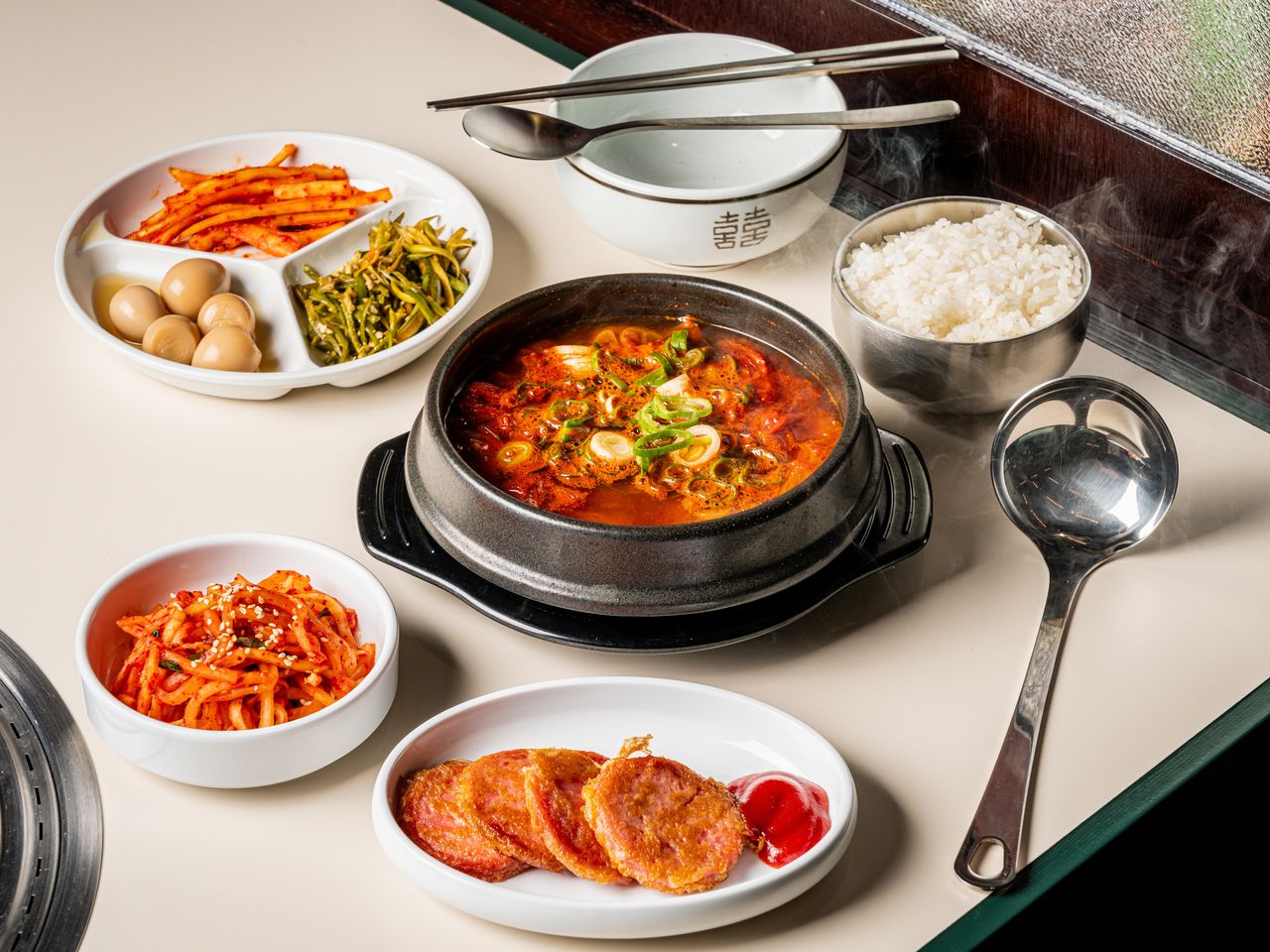 고기집 프랜차이즈 음식사진 촬영 - 김이 오르는 검은 뚝배기 빨간 찌개와 흰 쌀밥, 앞접시와 국자, 찬 세 가지