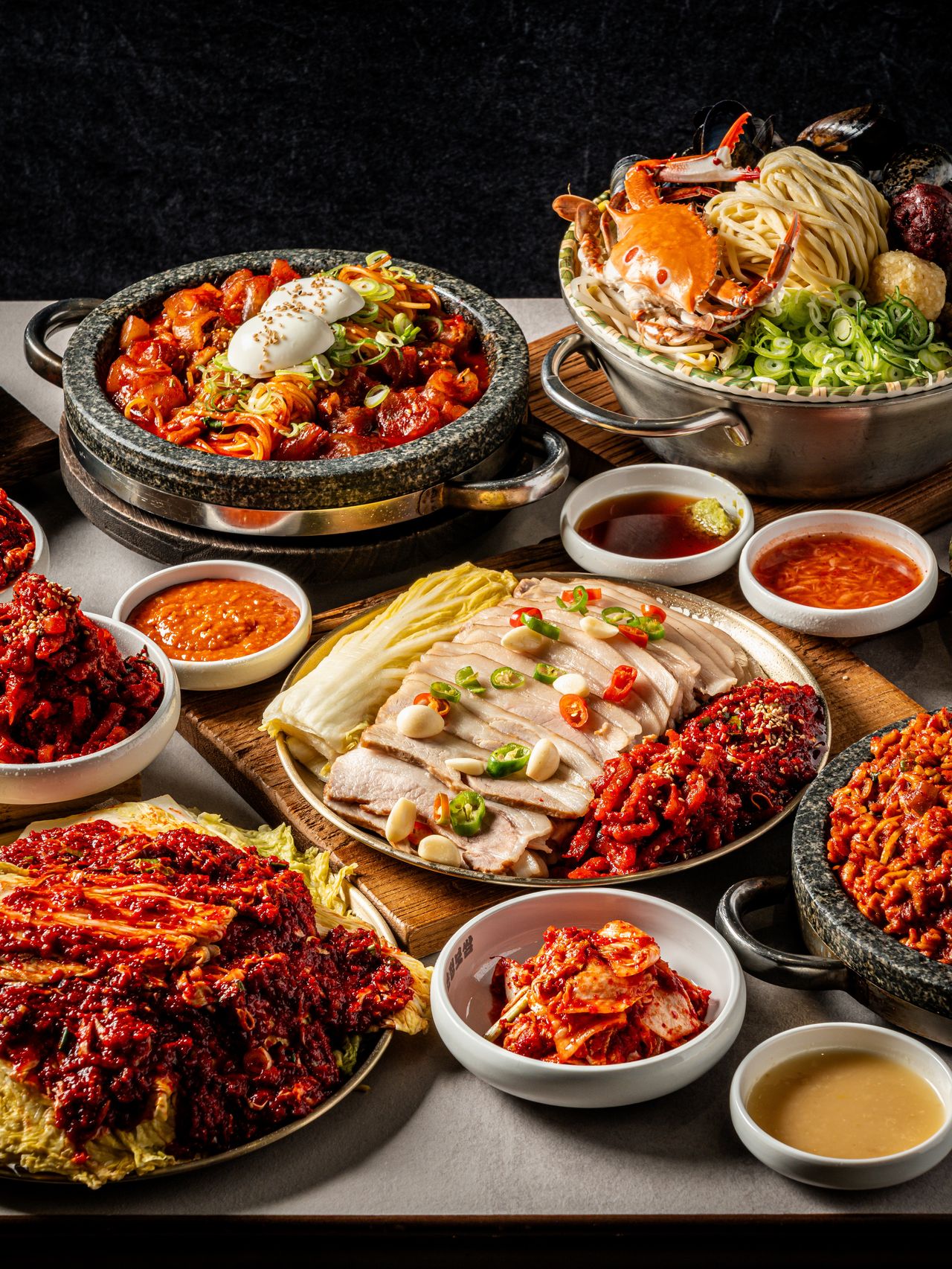 손정보쌈 프랜차이즈 보쌈 한상차림 음식사진촬영 - 보쌈과 아구찜, 해물칼국수 대표 메뉴 구성