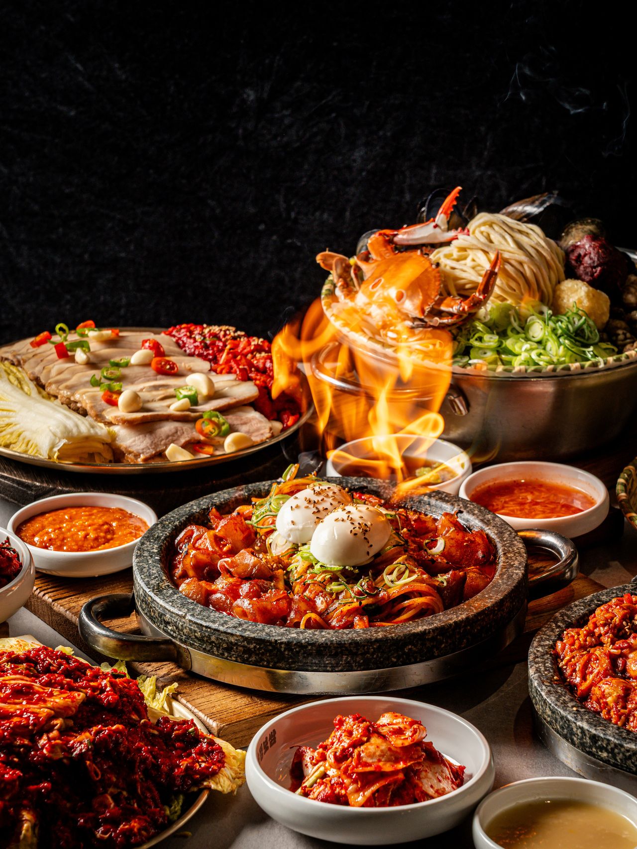 손정보쌈 해물칼국수 연출 컷 - 해산물 토핑과 면의 질감