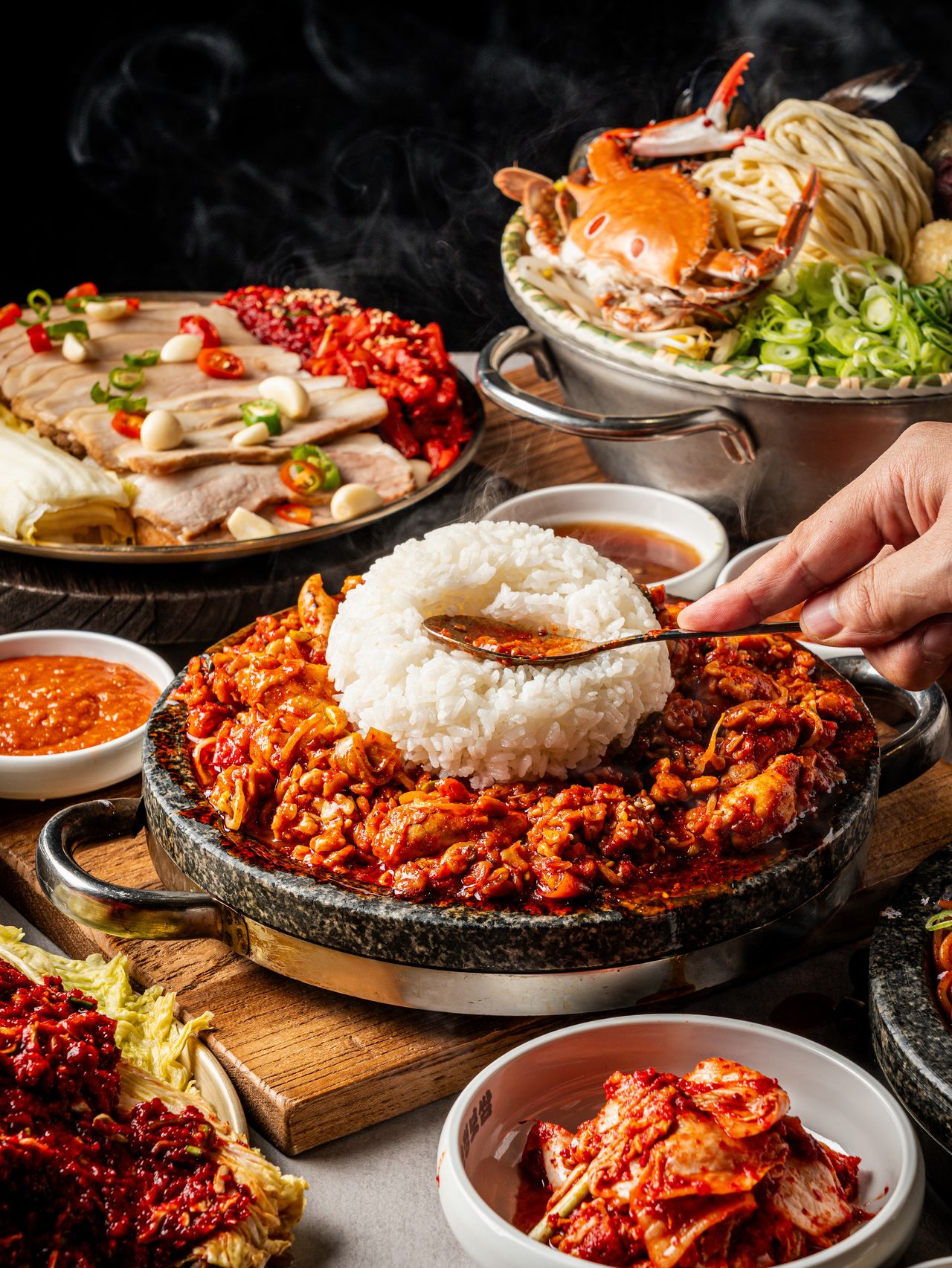 손정보쌈 돌솥 비빔 메뉴 - 직접 비벼 먹는 순간을 담은 액션 컷