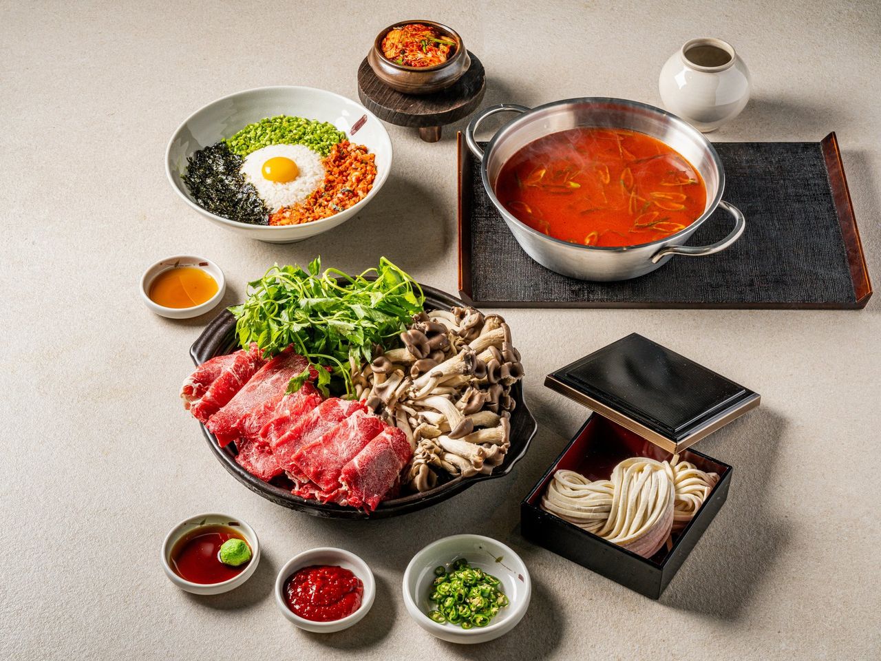 중봉칼국수 메뉴 촬영 - 소고기 샤브 세트 한 상, 붉은 육수 냄비와 생면 찬합