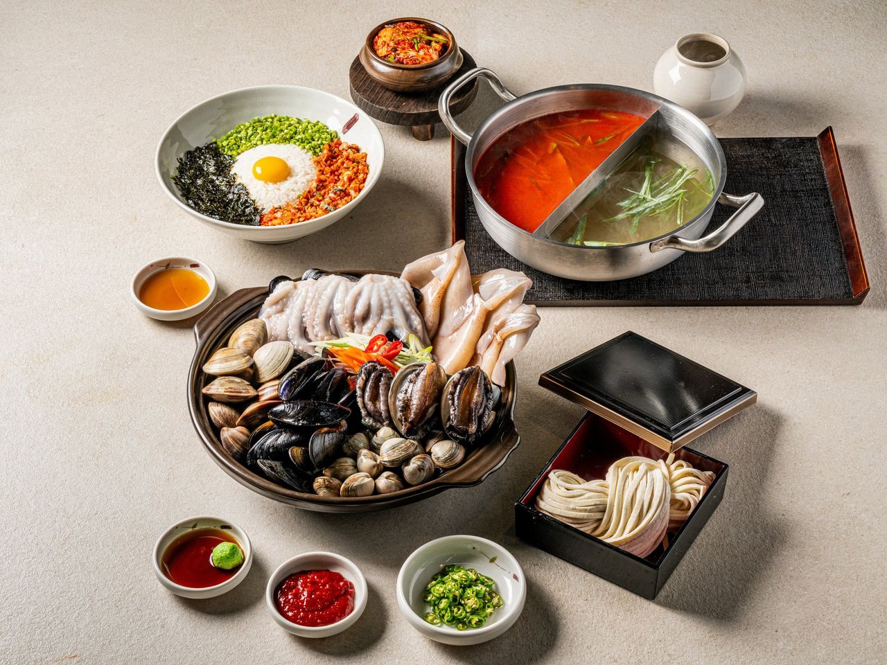 중봉칼국수 메뉴 촬영 - 해물 샤브 세트, 붉은 육수와 맑은 육수가 나뉜 반반 냄비