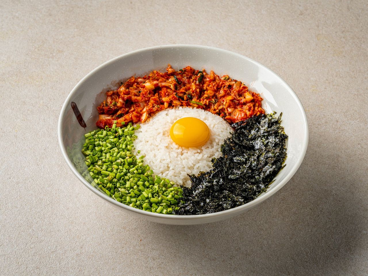 중봉칼국수 메뉴 촬영 - 노른자를 올린 비빔밥과 김치 옹기