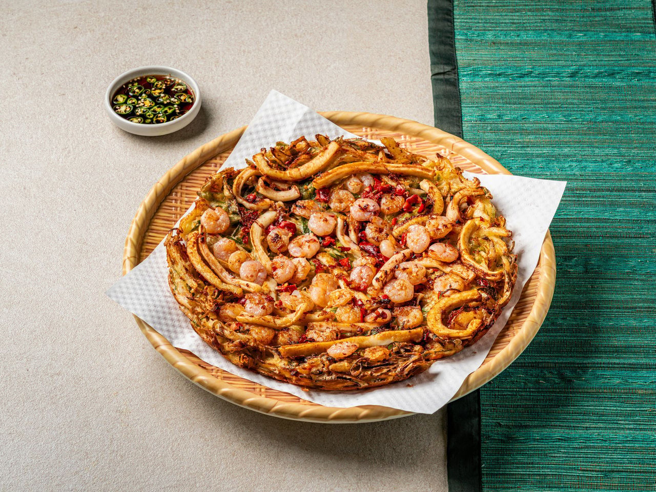중봉칼국수 메뉴 촬영 - 해물파전 단품, 갈대 발 위 나무 접시