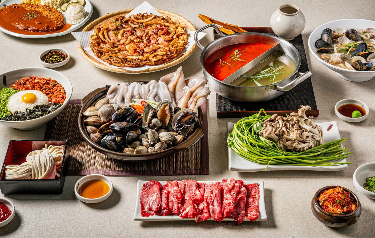중봉칼국수 포스터 촬영 - 소고기·해물 세트와 해물파전을 펼친 가로 한 상 컷