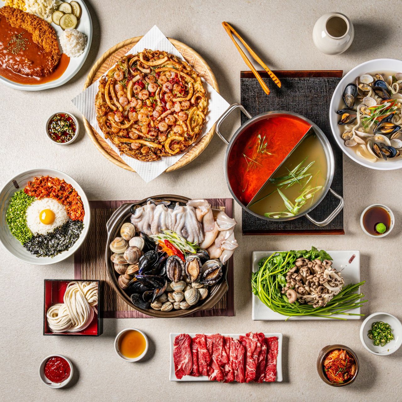중봉칼국수 포스터 촬영 - 반반 냄비를 가운데 둔 한 상 변형 컷