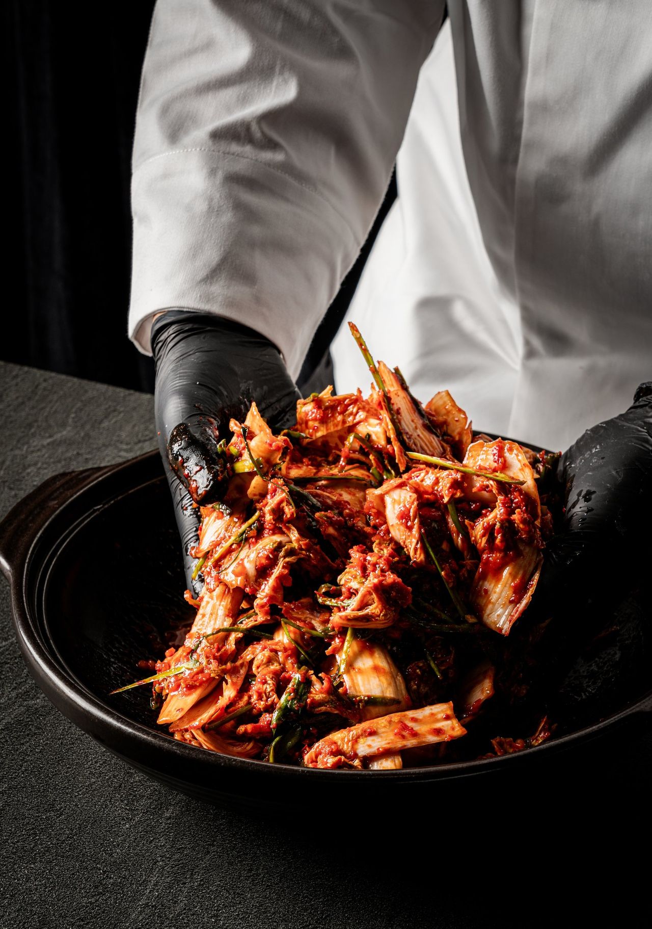 중봉칼국수 포스터 촬영 - 검은 장갑으로 김치를 들어 올리는 무드컷