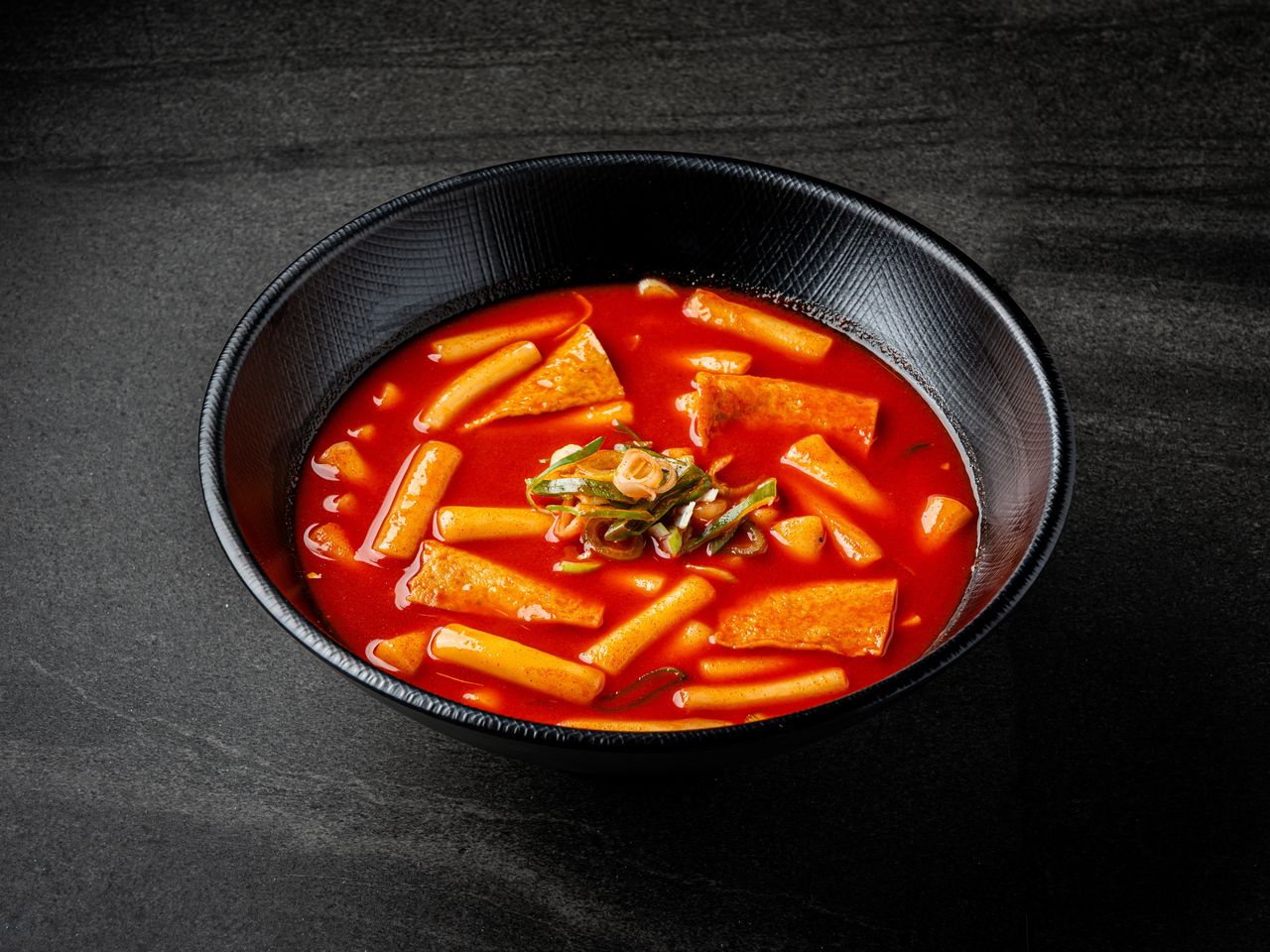 영미통닭 떡볶이 사이드 - 선명한 붉은 국물