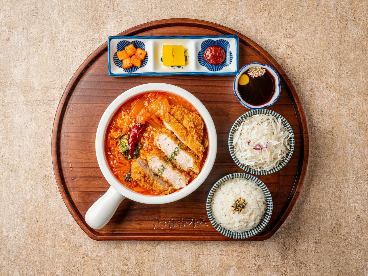 솜솜카츠 부평본점 메뉴 촬영 - 빨간 국물에 돈카츠를 올린 김치나베 탑뷰