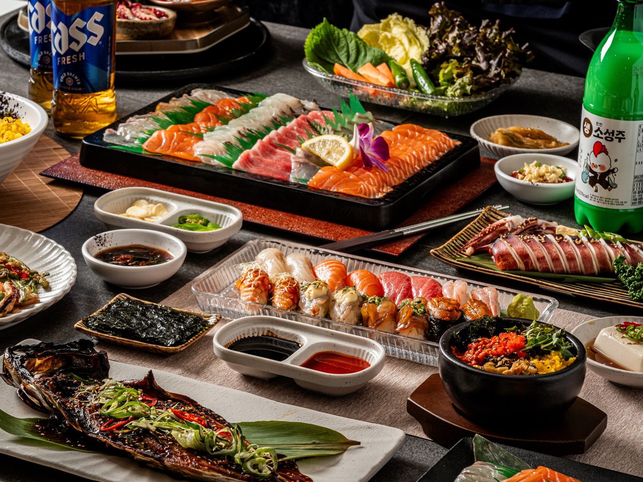 인천 음식사진촬영 - 모둠회와 초밥, 생선구이, 비빔밥을 소주·맥주와 함께 차린 한 상 연출