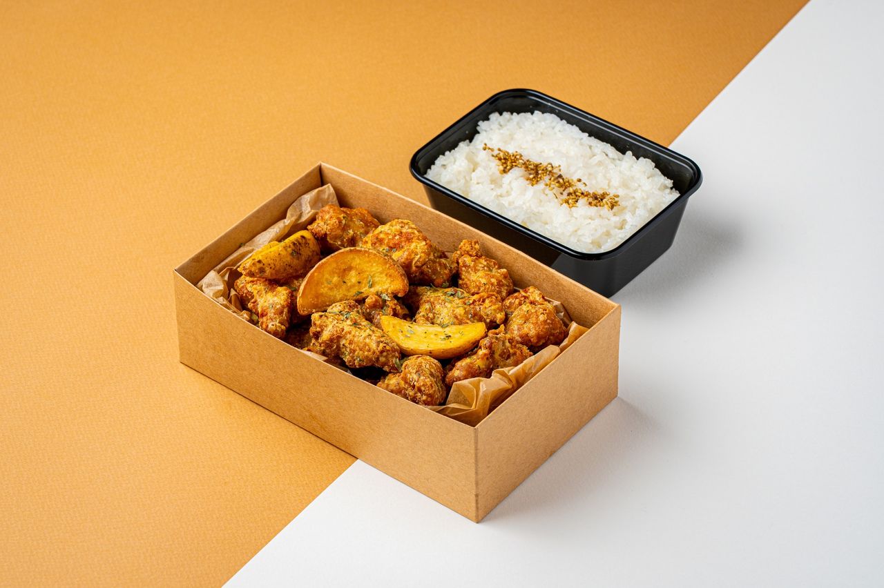 인천 주안 치킨 배달 촬영 - 유산지를 깐 크라프트 박스 속 후라이드와 웨지 감자, 옆에 밥 용기