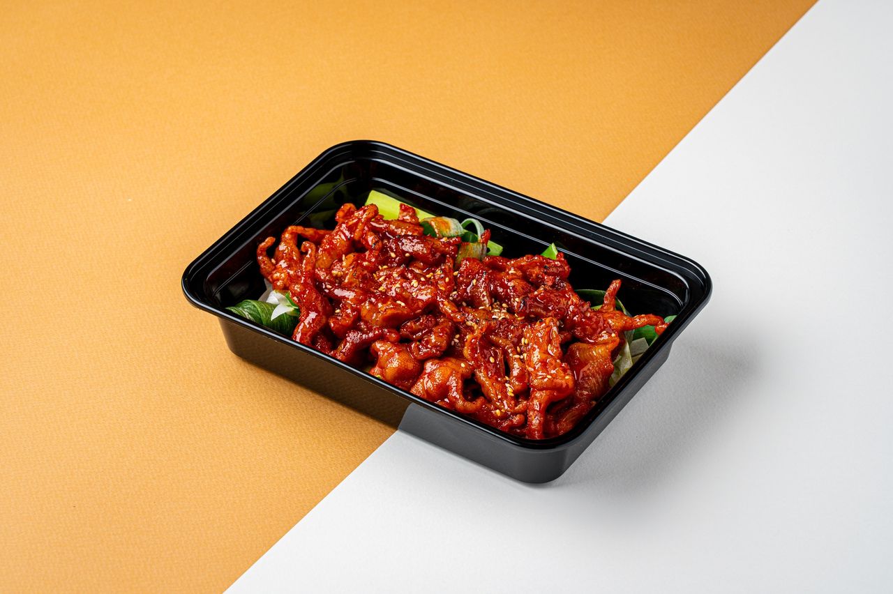 인천 주안 치킨 배달 촬영 - 대파를 깐 직사각 용기에 붉은 양념을 입힌 매운발