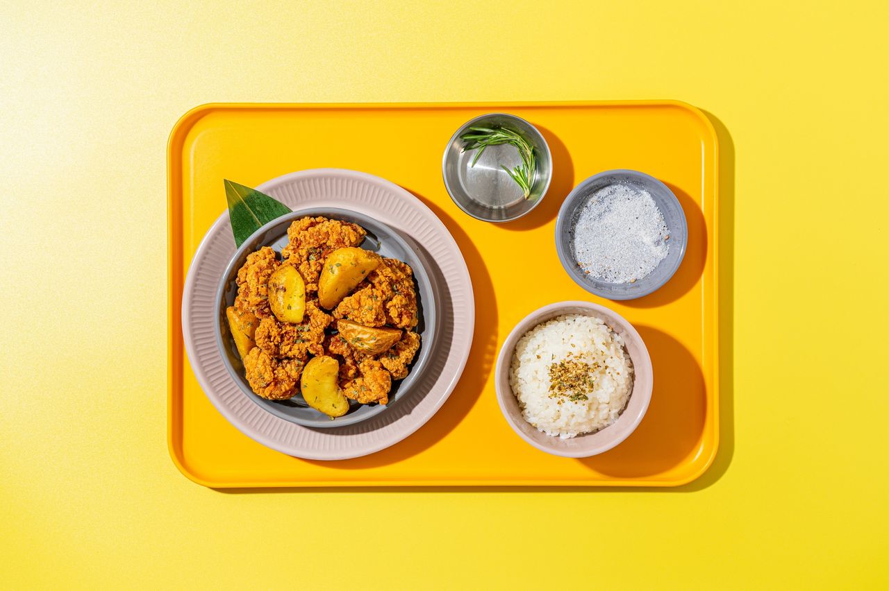 치킨크러싱 배달음식 촬영 - 노란 배경 위 주황 트레이에 치킨과 밥, 소스 종지를 담은 탑뷰