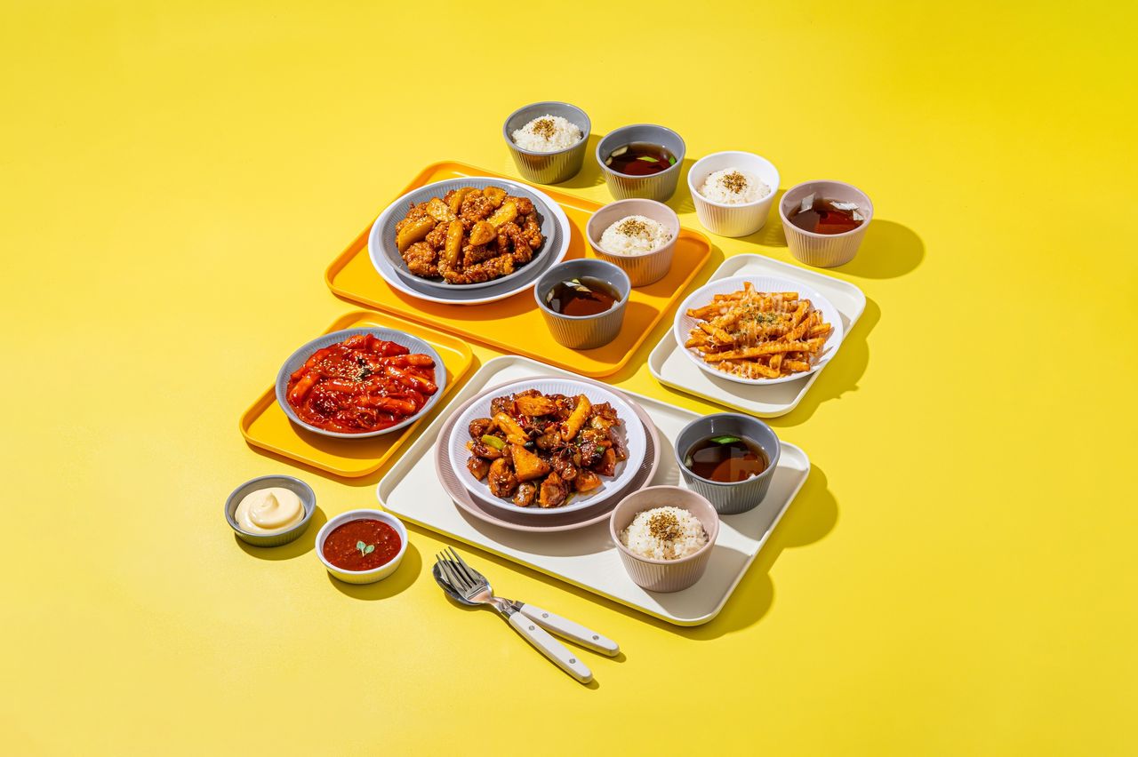 치킨크러싱 배달음식 촬영 - 치킨·떡볶이·감자튀김 등 여러 메뉴를 색이 다른 트레이로 나눈 세트 구성