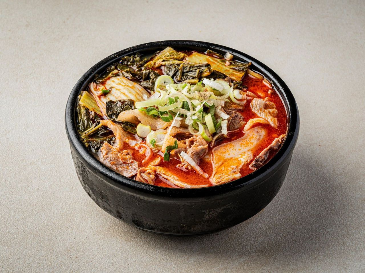 양지리 가마솥 메뉴 촬영 - 베이지 석재 배경 위 뚝배기 찌개