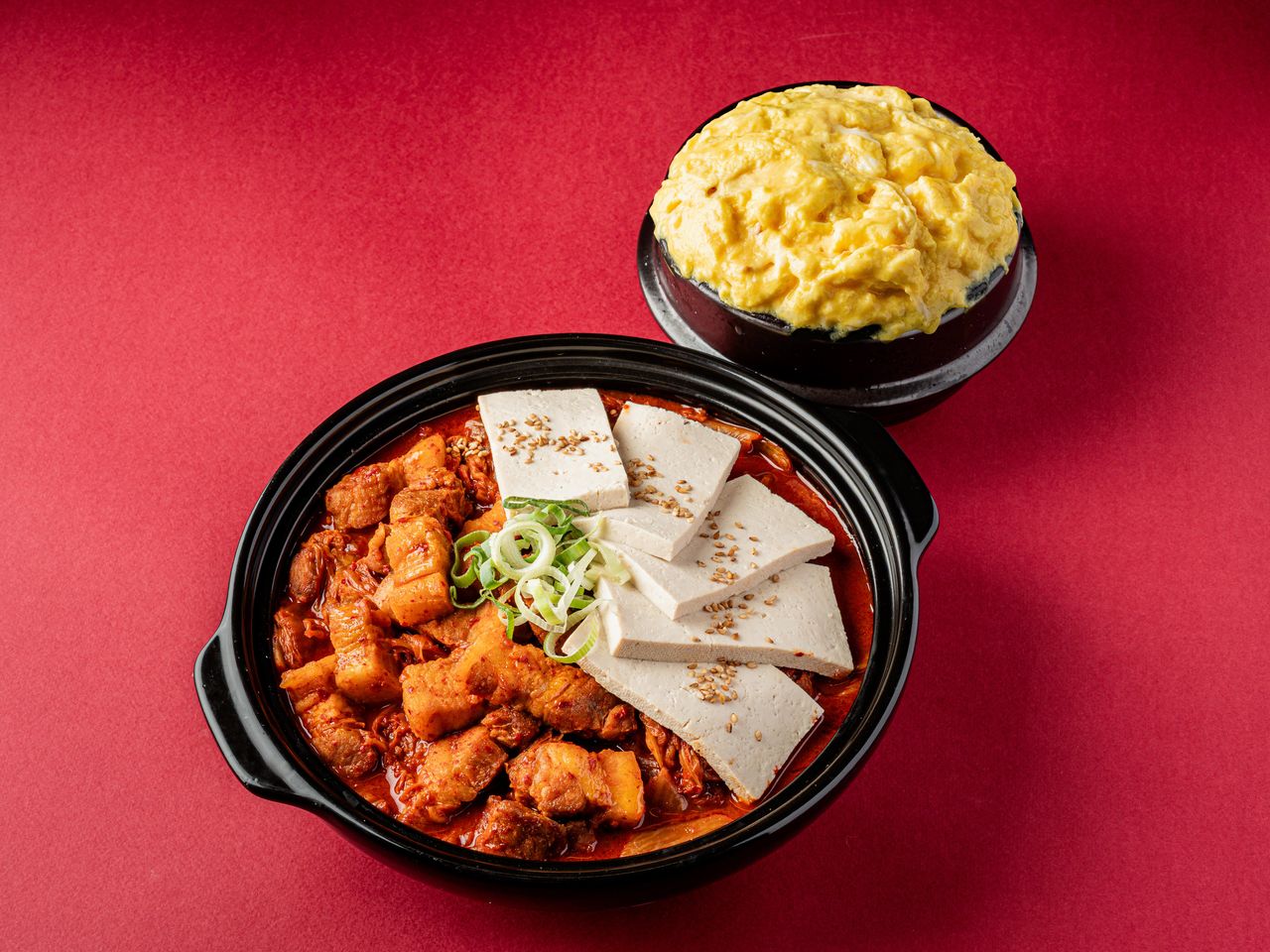 수유 배달 한식 메뉴사진 촬영 - 같은 두부 찌개 옆에 밥 대신 노란 달걀 요리 뚝배기를 둔 컷
