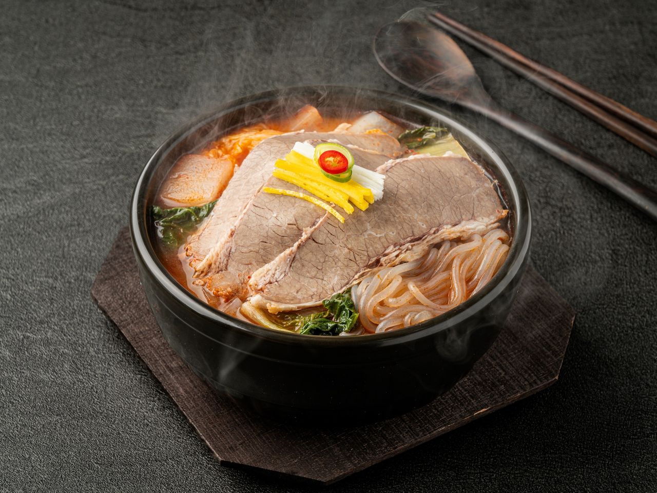 대한민국 국밥 메뉴촬영 - 수육과 당면을 올린 얼큰한 국물 국밥, 김이 오르는 45도 컷