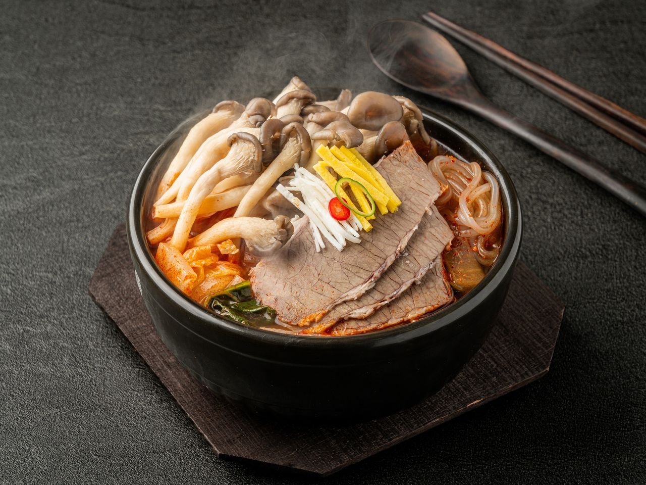 대한민국 국밥 메뉴촬영 - 버섯과 수육, 당면을 담은 얼큰 국밥 뚝배기
