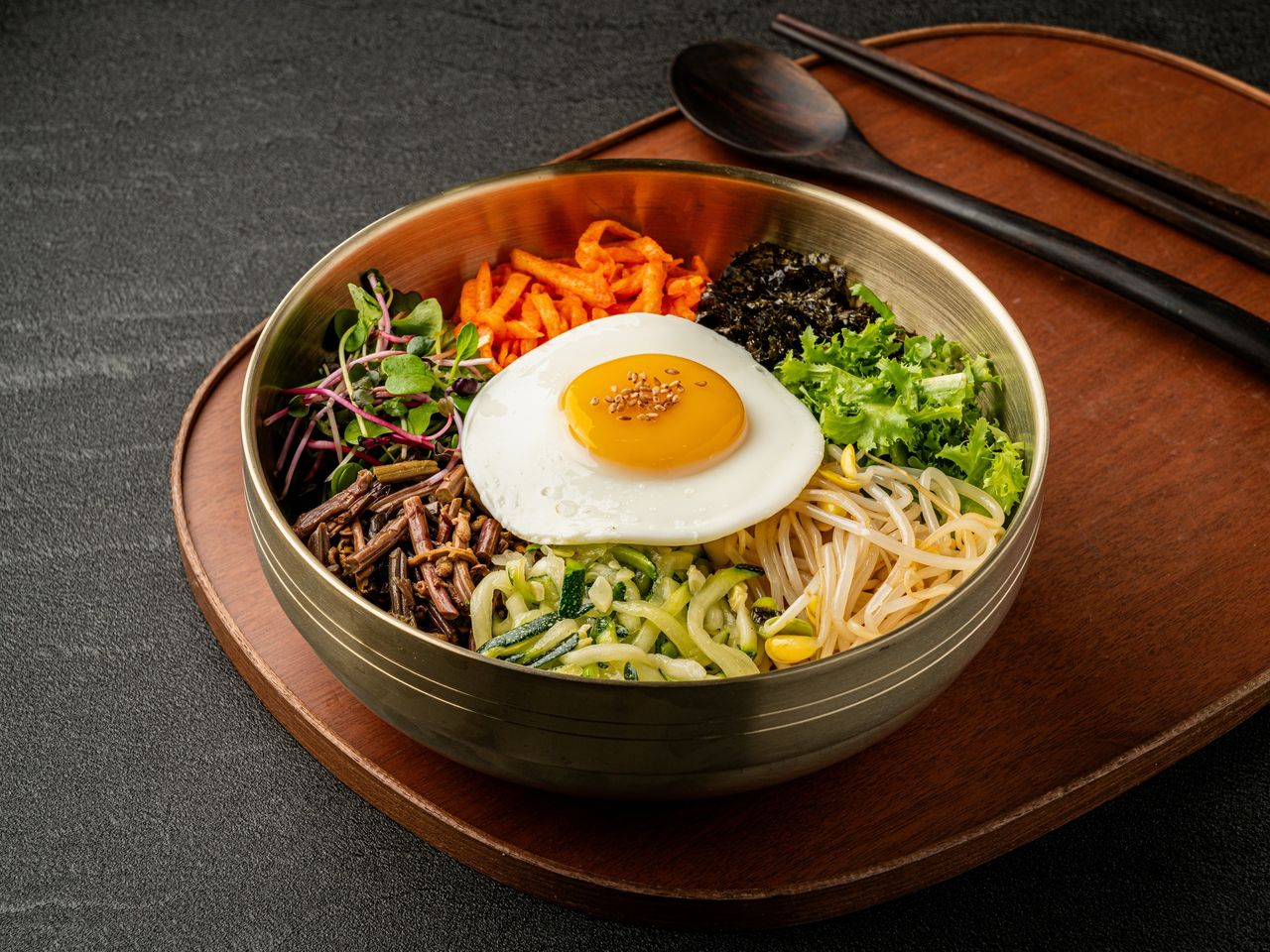 대한민국 국밥 메뉴촬영 - 놋그릇 비빔밥을 원목 트레이에 올린 컷, 계란프라이와 나물 둘레 배치