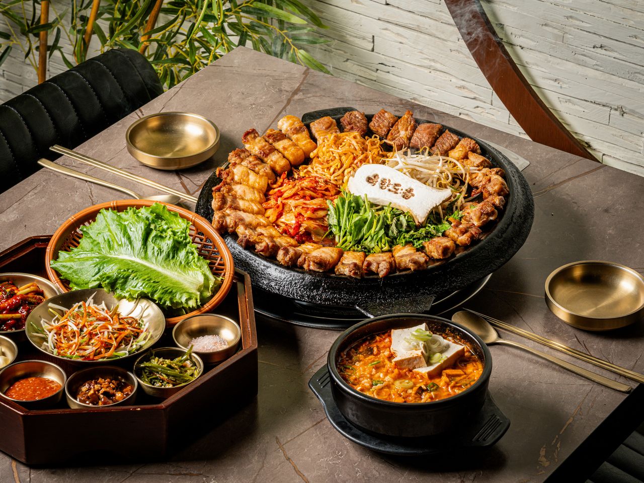 고기집 출장 음식사진 촬영 - 계란찜을 빼고 불판과 찌개, 쌈 채소와 찬 쟁반만 남겨 조금 더 가까이 담은 한 상