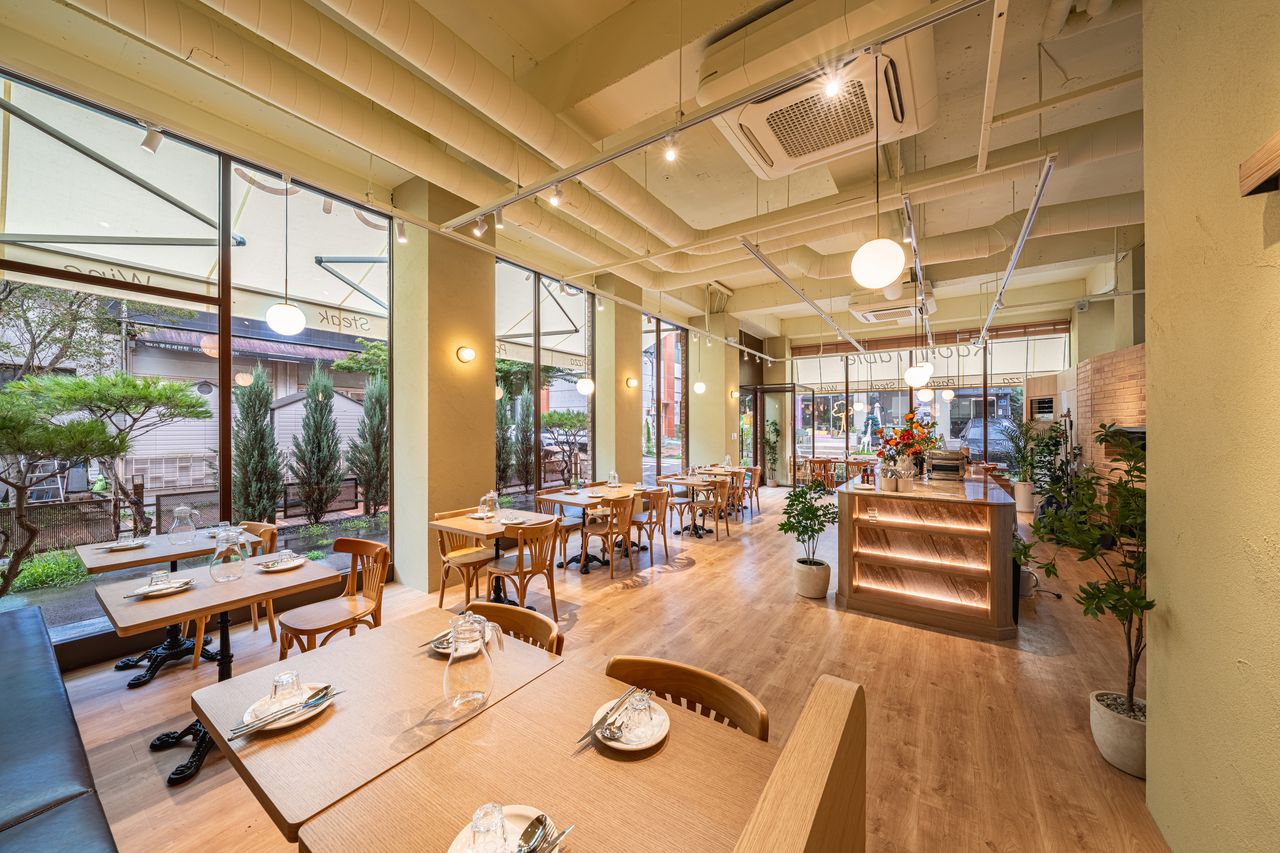 라온식탁 인테리어 촬영 - 통유리 너머 정원수가 보이는 오픈 전 홀 전경