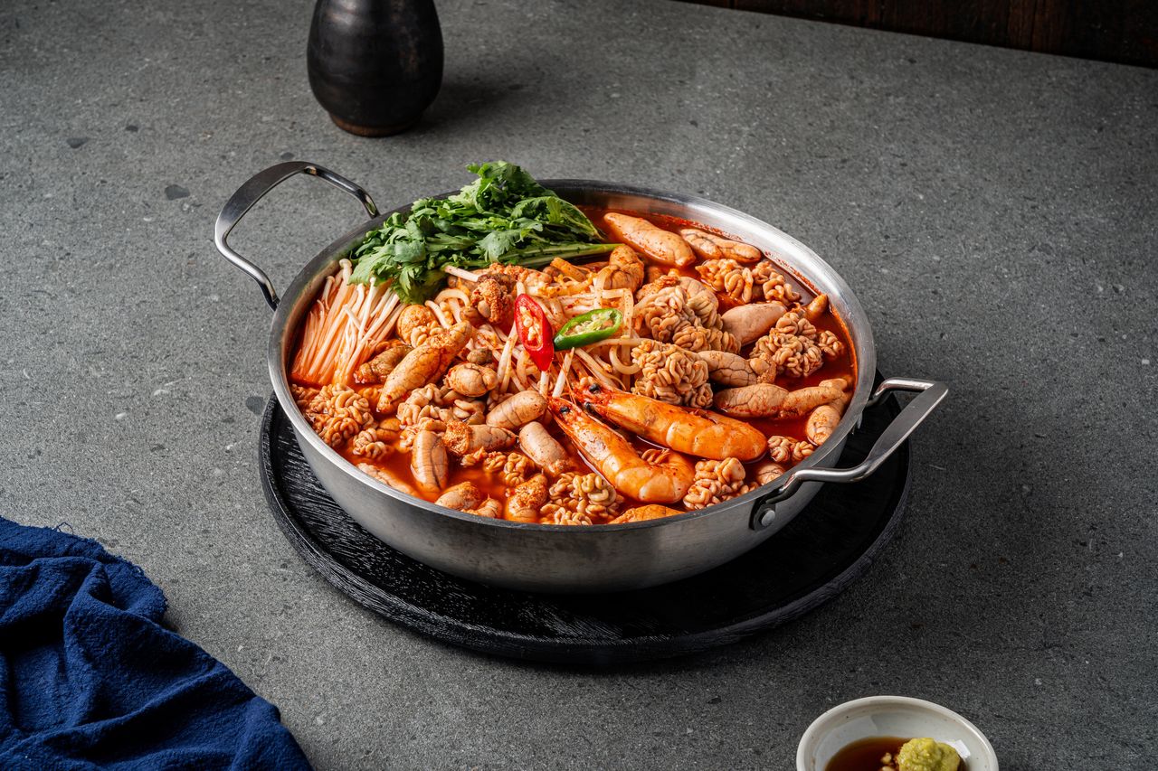 싸다아구찜 곱창전골 - 김이 오르는 푸짐한 전골 구성