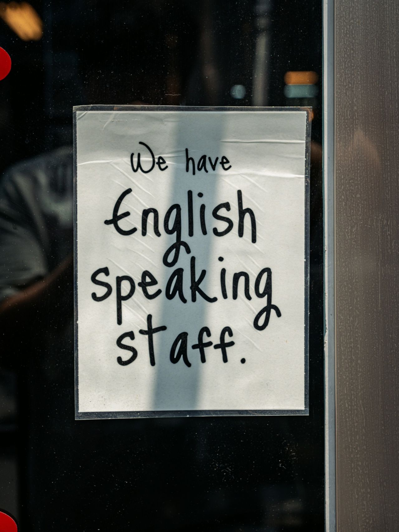보광정 이태원점 인테리어 촬영 - 유리문에 붙은 We have English speaking staff 손글씨 안내문 클로즈업