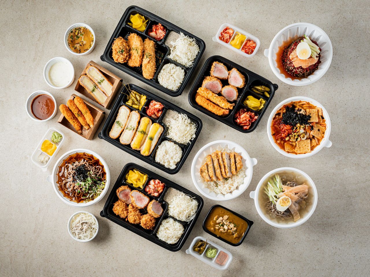 마루카츠 배달 촬영 - 같은 배경에 돈가스 도시락·냉면·메밀국수 등 배달 라인업을 모은 탑뷰