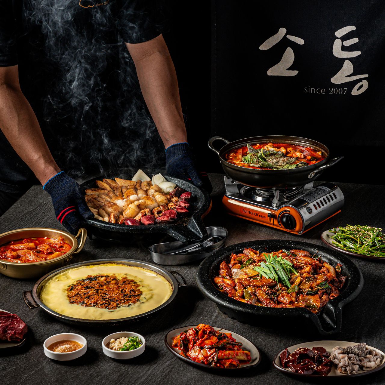 소통한우곱창 곱창 상차림 촬영 - 곱창볶음과 계란찜, 반찬이 함께 놓인 대문용 상차림컷