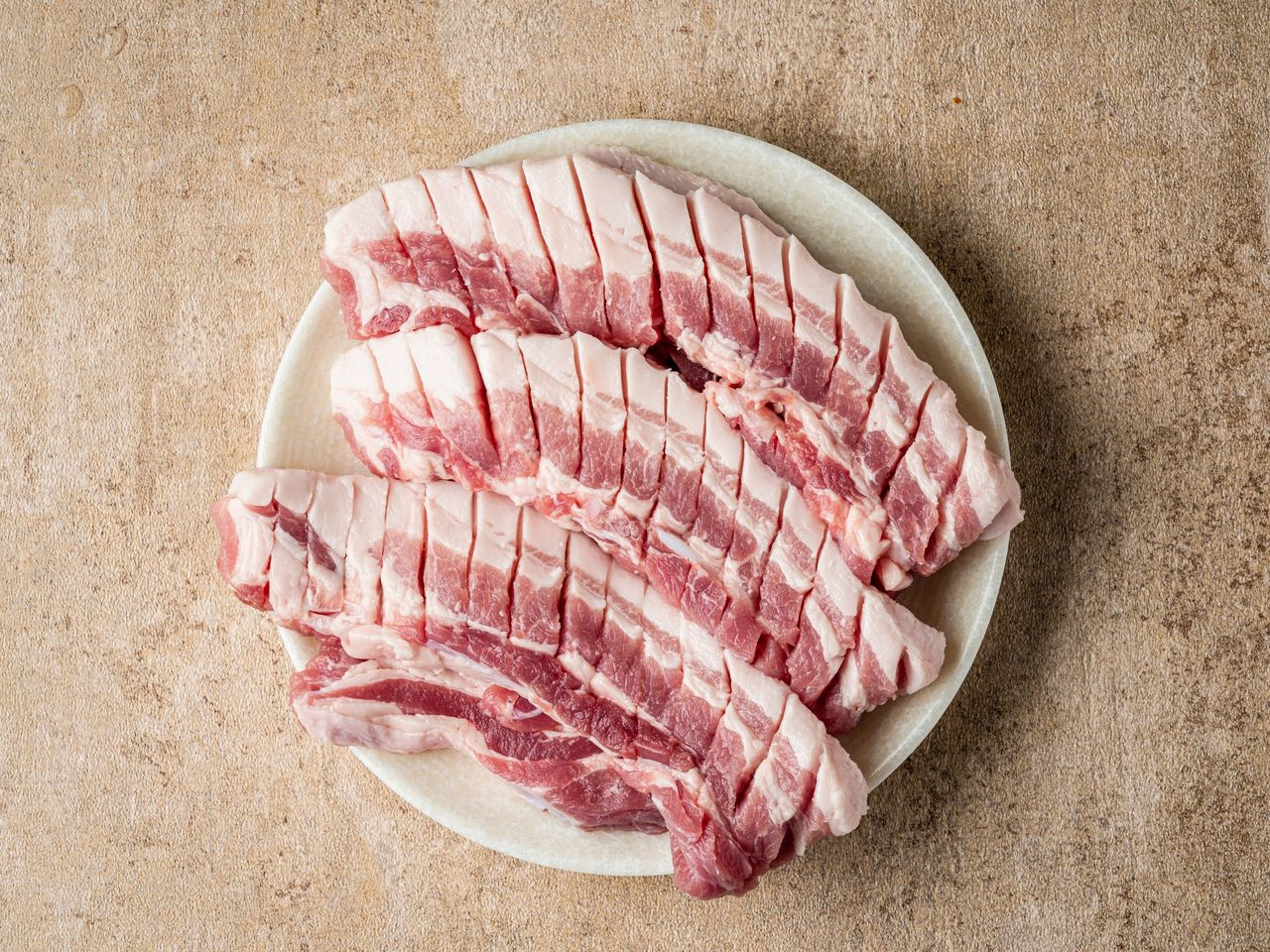산솔 신사본점 메뉴 촬영 - 흰 접시에 겹쳐 담은 칼집 낸 삼겹살 생고기