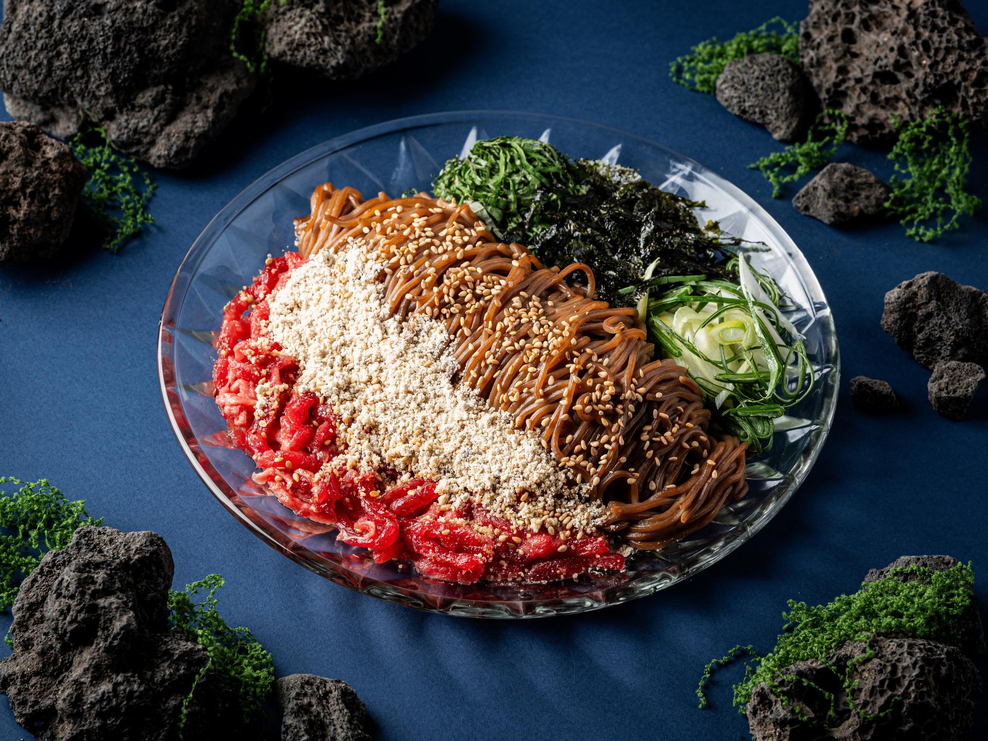 육회야문연어 배달음식사진 - 탑뷰 컷