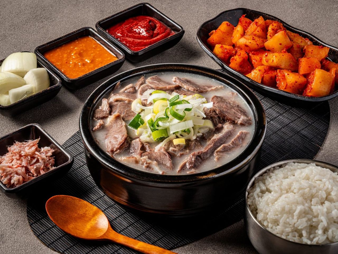 배달 국밥 음식사진촬영 예시 - 순대국밥 구성을 보여주는 배달 상세컷