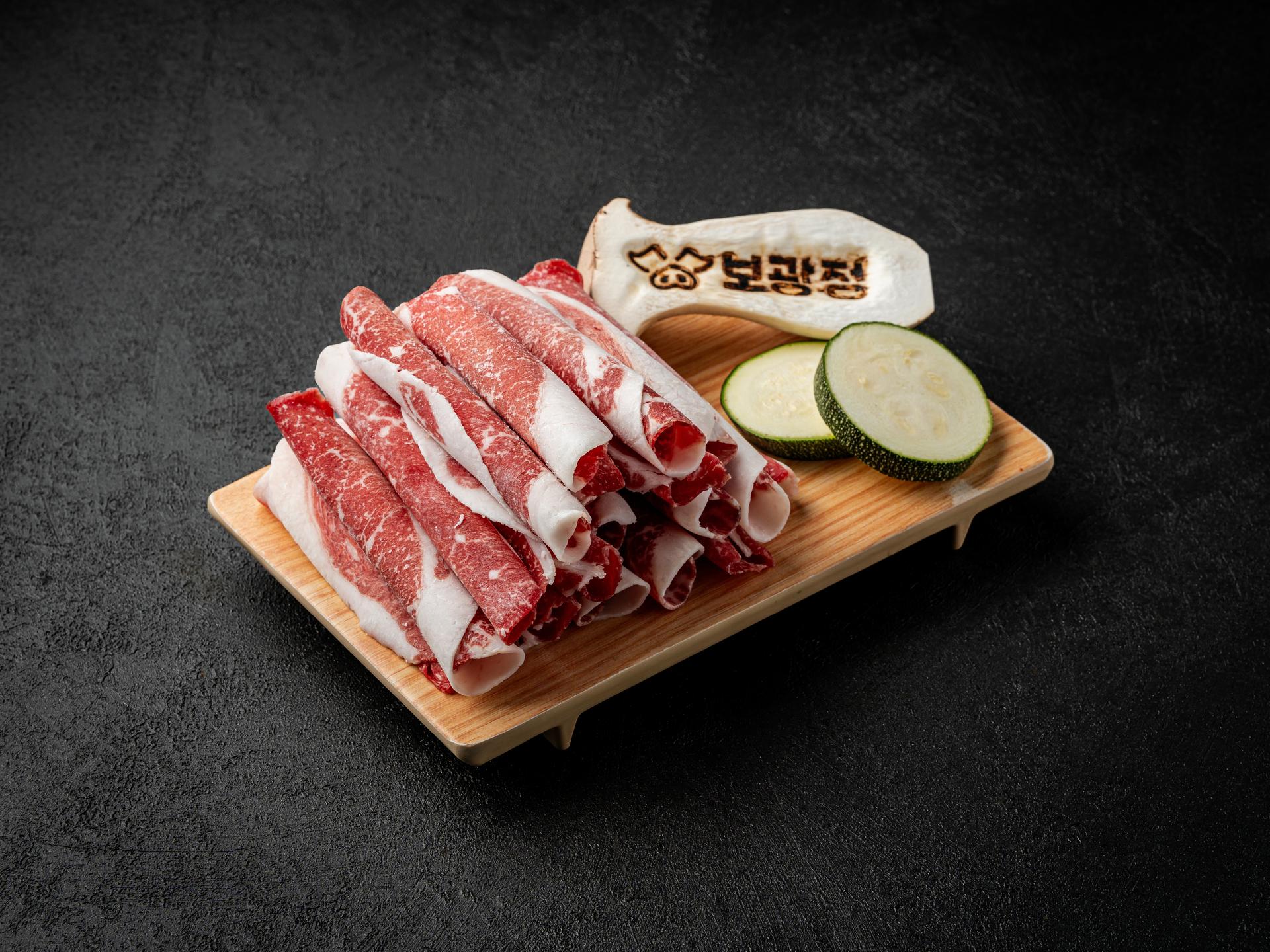 용산 이태원 고깃집 메뉴촬영, 생삼겹·시그니처 계란찜 다크 톤