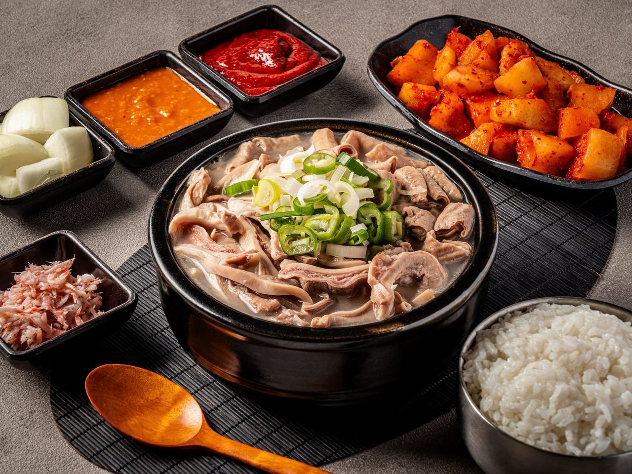 배달 국밥 음식사진촬영 예시 - 사이드 메뉴를 함께 담은 배달 구성컷