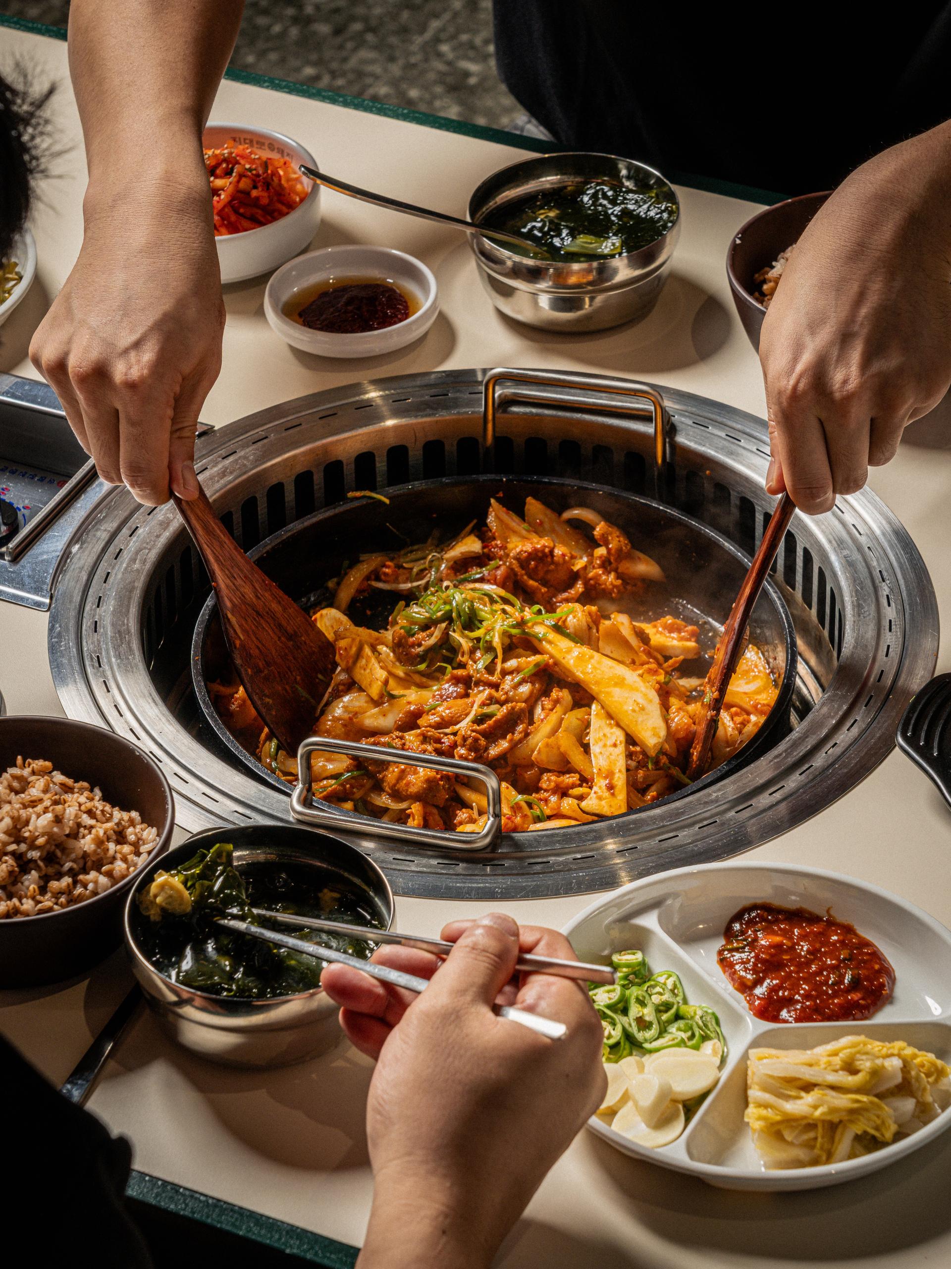 지대로 맛돼지 직원 손 연출 플레이스촬영 - 소몽스튜디오