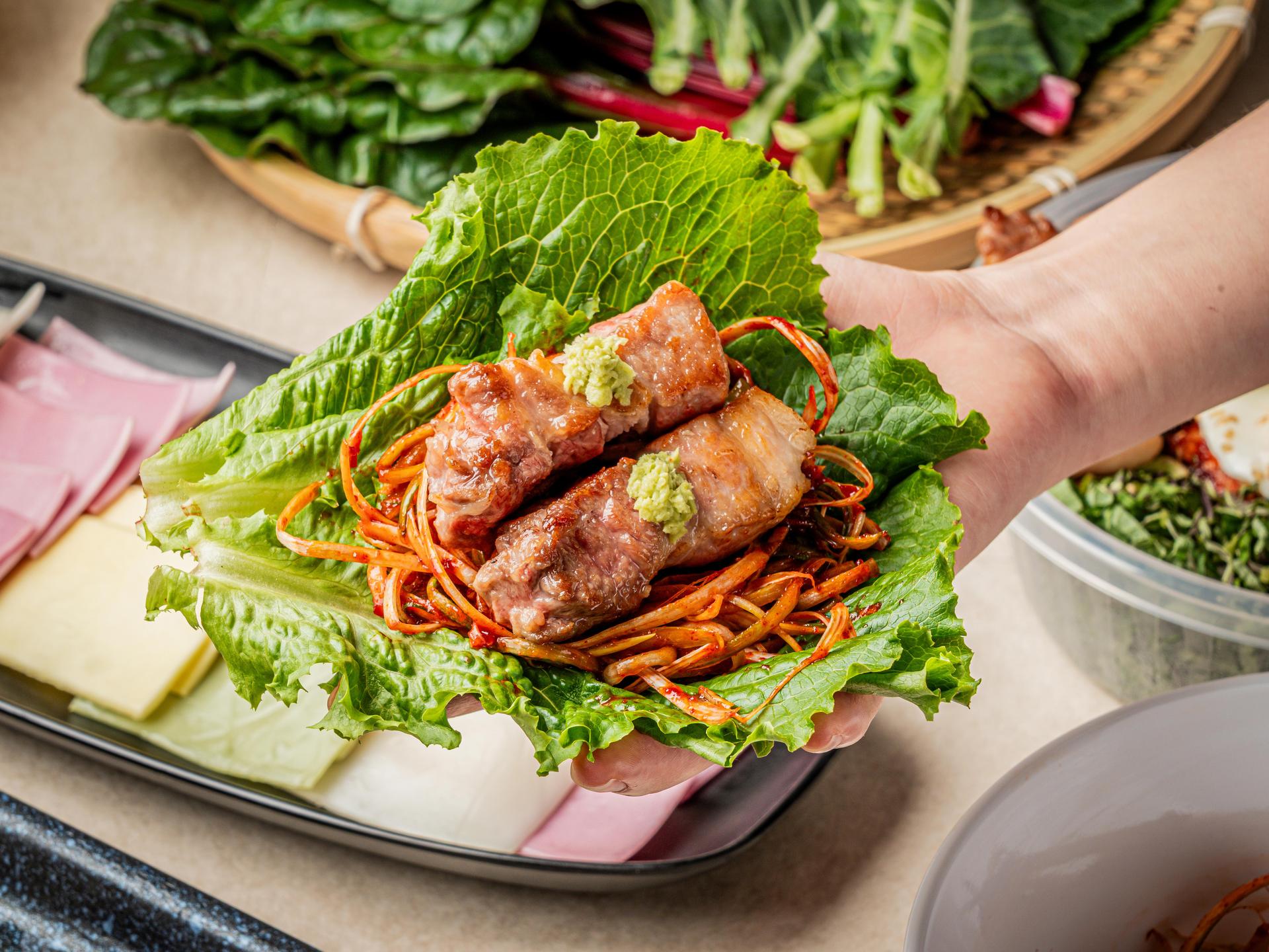 산왕돼지집 배달음식사진 - 포장 컷 (한상 차림 컷)