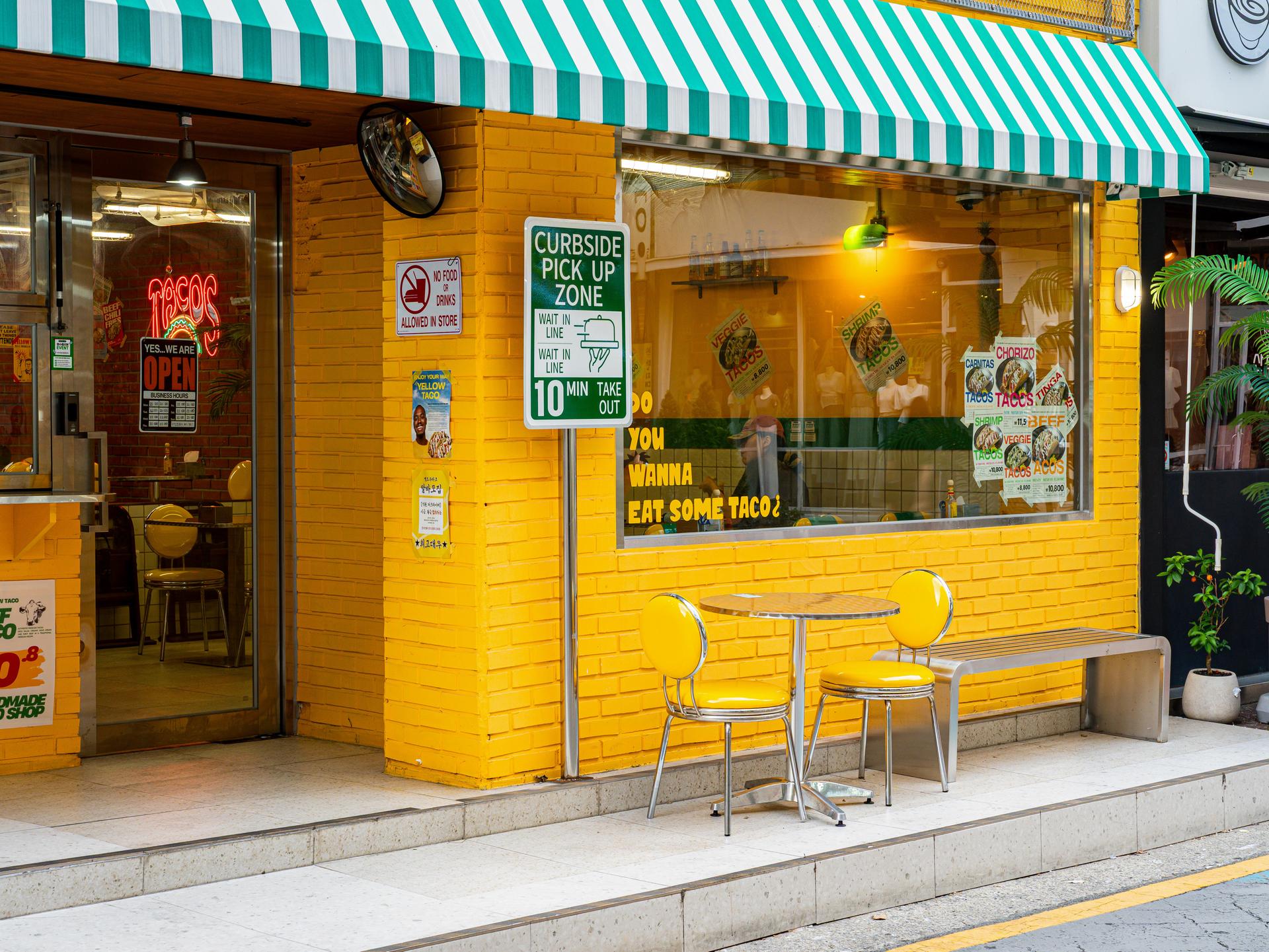 청주 멕시칸 매장 인테리어 촬영, 옐로우 외관·네온 무드컷
